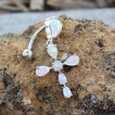 Piercing nombril inversé à pendentif croix d'opales