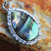 Piercing nombril larme d'abalone bordée de strass