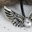 Piercing nombril noir à ailes d'ange et strass