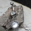 Piercing nombril à pendentif oeil de chat rond cerclé de strass