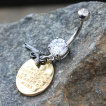Piercing nombril pistolet et plaque dorée