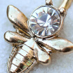 Piercing nombril plaqué or abeille à strass clair