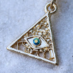 Piercing nombril plaqué or à pyramide illuminati