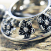 Piercing téton bouclier de fleurs à strass