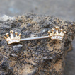 Piercing téton à couronnes de reine dorées à strass