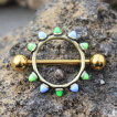 Piercing téton doré à cercle avec cônes multicolores