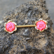Piercing téton doré sertie à roses acrylique