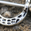 Piercing téton à fer à cheval léopard