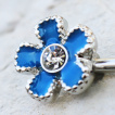 Piercing tton fleurs emailles bleues serties