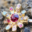 Piercing téton à fleurs strass dorées arc en ciel