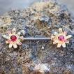 Piercing téton à fleurs strass dorées arc en ciel