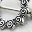 Piercing téton style antique à spirales