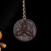 Porte clé médaillon Runes et Triquetra en résine (4,5cm)