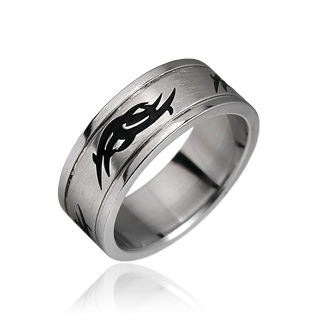 Bague acier avec motif tribal noir Bague acier avec motif tribal noir