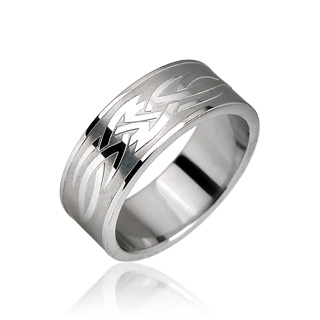 Bague acier gravée de symboles tribaux
