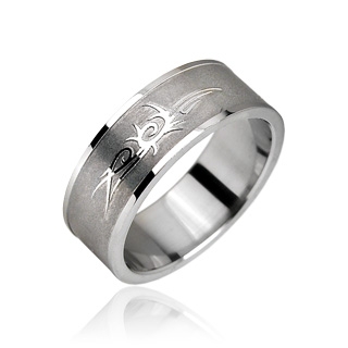 Bague acier avec symbole tribal en relief