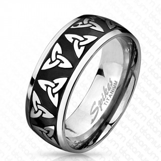 Bague homme en titane avec symboles de la trinité sur fond noir
