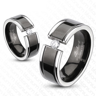 Bague homme titane à pierre claire enserrée