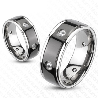 Bague homme titane à bande noire perforée de pierres claires