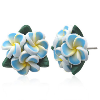 Boucles d'oreilles à fleurs bleues sur feuillage en pâte fimo