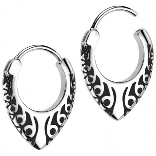 Boucles d'oreilles Créoles en acier avec motif tribal noir