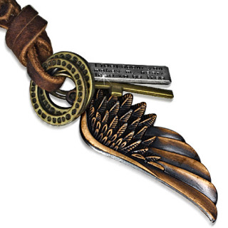 Collier avec cordon de cuir, anneaux, aile d'ange, croix et plaque