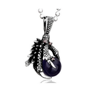 Pendentif gothique en acier avec griffe de dragon tenant un globe noir