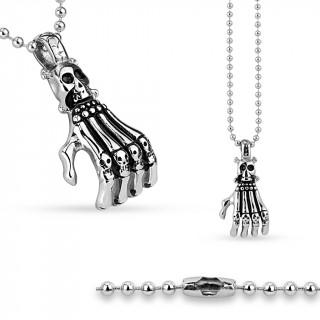 Pendentif gothique en forme de main squelette avec petits cranes