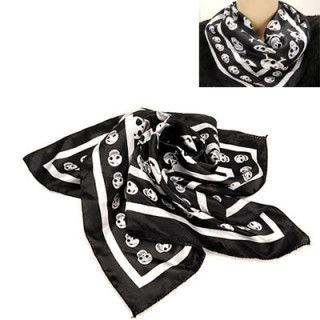 Petit foulard noir avec ttes de mort blanches