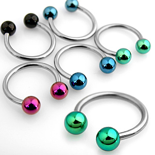 Piercing fer � cheval � boules anodis�es titane