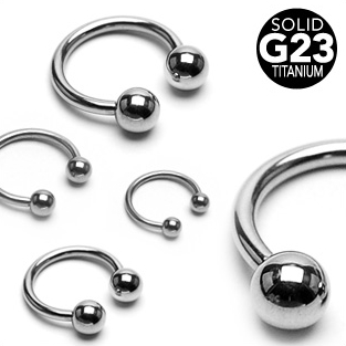 Piercing fer  cheval  boules en titane grade 23