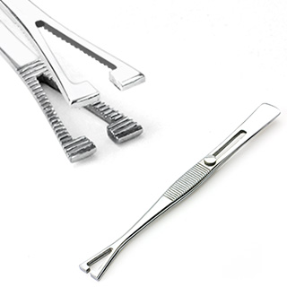 Pince triangulaire ouverte (Pennington Slotted Tweezer)